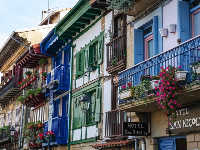 ¿Cómo elegir el color del canalón más adecuado para su fachada?