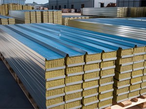 ¿Frío en invierno y calor en verano? Cómo una cubierta de panel sándwich regula la temperatura de tu hogar