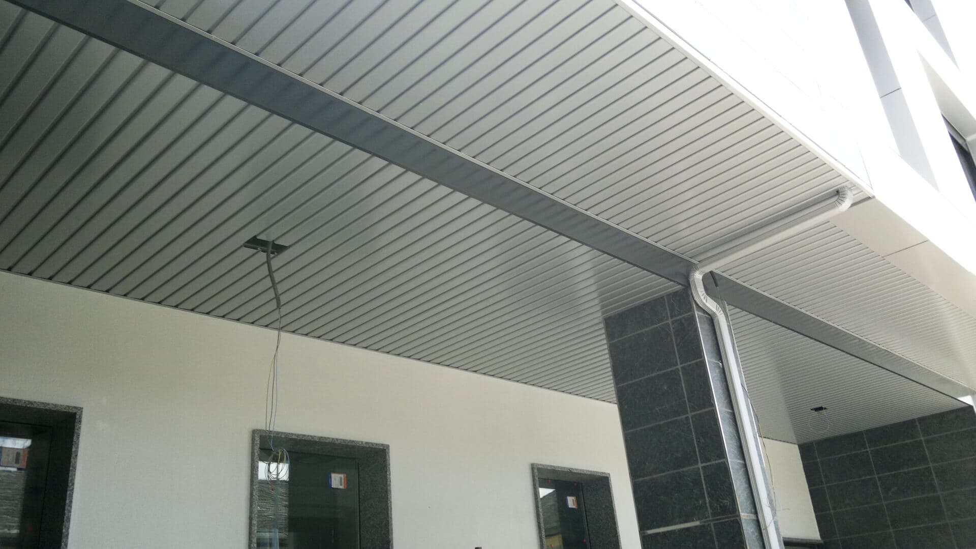 Instalación de techos de aluminio lacado en Lugo